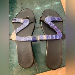 Zip-zag design sandals